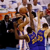 Westbrook lanza a canasta ante la defensa de Curry y Green Westbrook lanza a canasta ante la defensa de Curry y Green