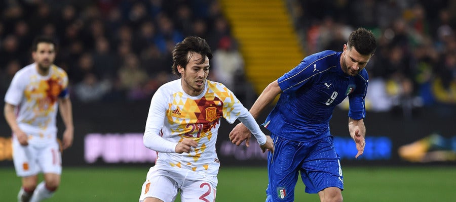 David Silva (21)elude la marca de Pellé (9) en el España 1-1 Italia David Silva (21)elude la marca de Pellé (9) en el España 1-1 Italia