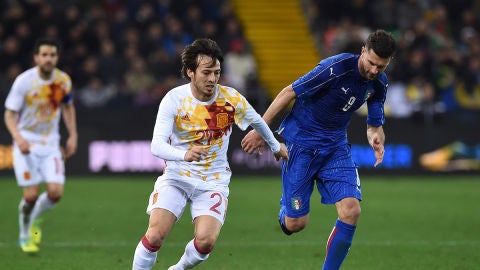 David Silva (21)elude la marca de Pell&eacute; (9) en el Espa&ntilde;a 1-1 Italia