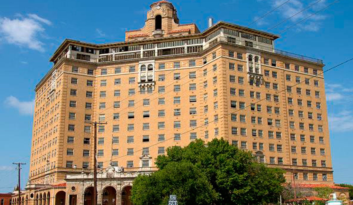 Ecos del Pasado: El embrujado hotel Baker Ecos del Pasado: El embrujado hotel Baker