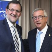 Mariano Rajoy posa junto al Presidente de la Comisión Europea, Jean-Claude Juncker