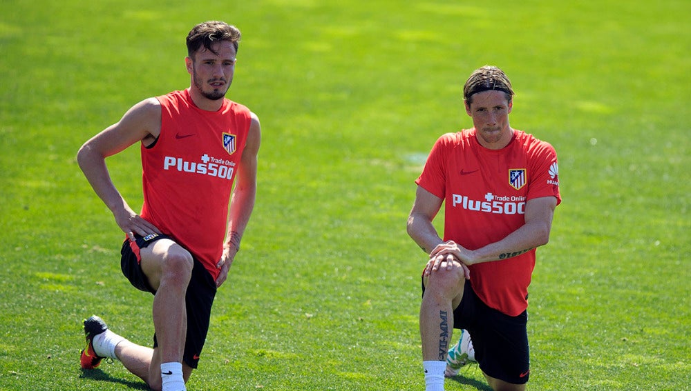 Saúl Ñíguez y Fernando Torres durante el entrenamiento del Atlético de Madrid
