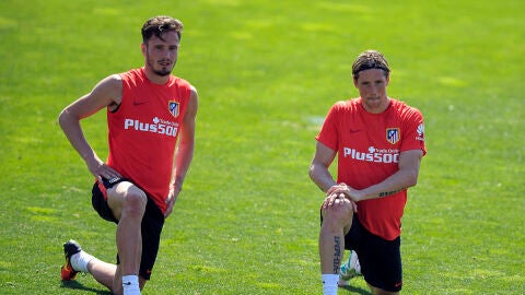 Sa&uacute;l &Ntilde;&iacute;guez y Fernando Torres durante el entrenamiento del Atl&eacute;tico de Madrid