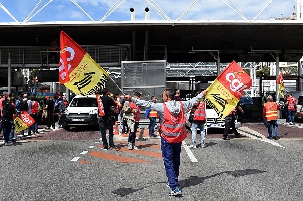 La extensión de las protestas en Francia amenaza la economía y al Gobierno La extensión de las protestas en Francia amenaza la economía y al Gobierno