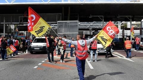 Militantes de la CGT protestan contra la reforma laboral en Francia