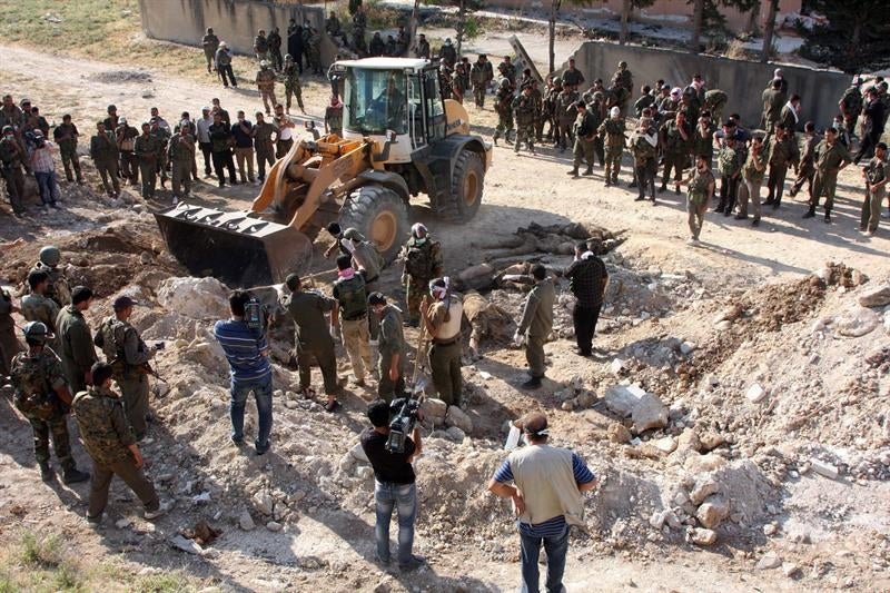 El Ejército sirio descubre una fosa común con 31 cadáveres en Palmira El Ejército sirio descubre una fosa común con 31 cadáveres en Palmira