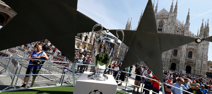 El trofeo de la Champions League, en Milán El trofeo de la Champions League, en Milán