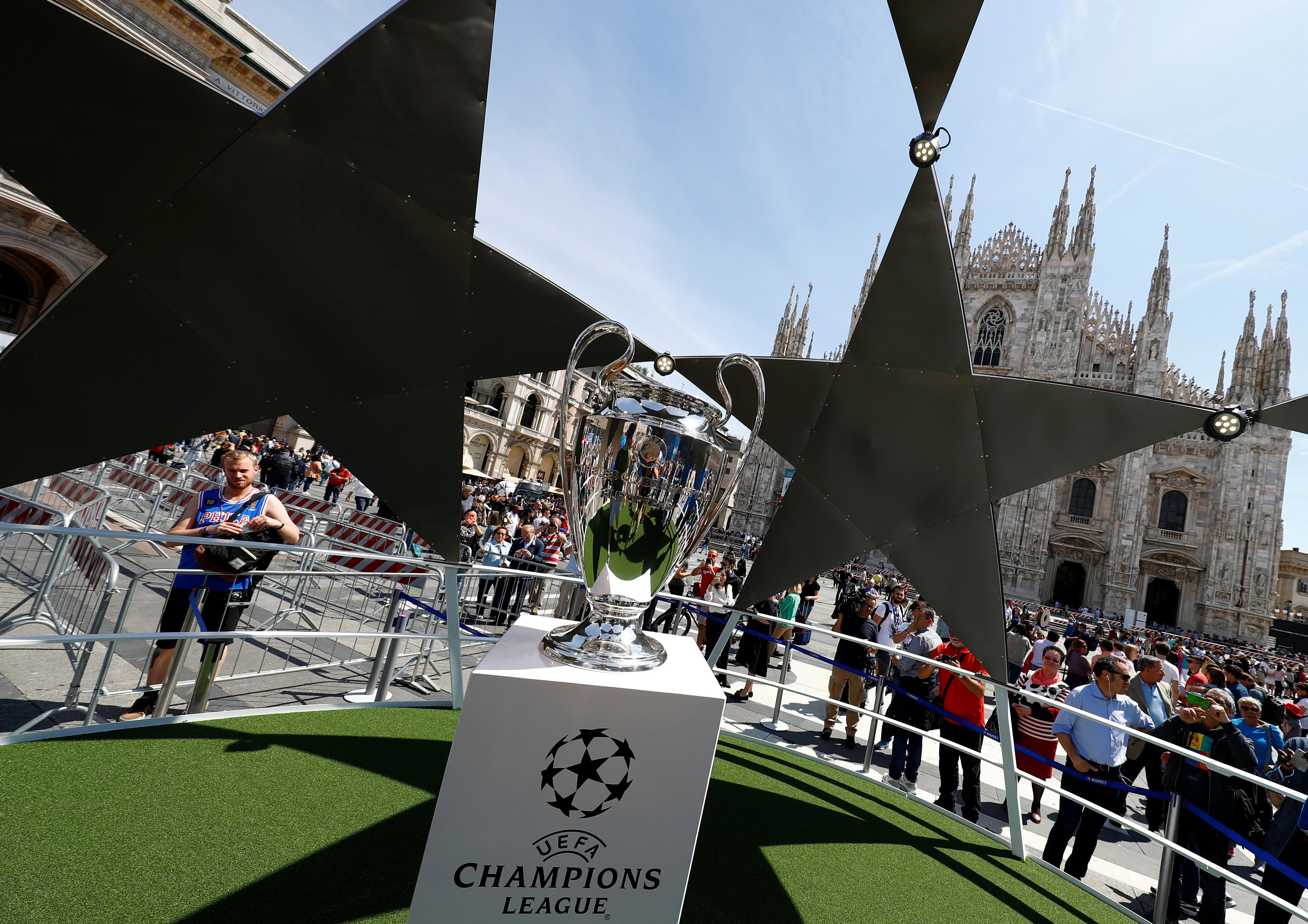 La 'Orejona' ya luce en la Plaza del Duomo de Milán La 'Orejona' ya luce en la Plaza del Duomo de Milán
