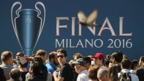 Aficioandos recorren las calles de Mil&aacute;n