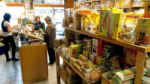 Un mostrador con productos específicos para celiacos