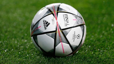 Bal&oacute;n final Champions League sobre el c&eacute;sped