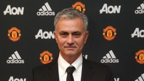 Jos&eacute; Mourinho posa con la camiseta del Manchester United