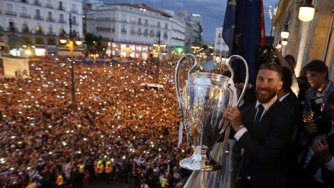 El capit&aacute;n del Real Madrid Sergio Ramos con la Und&eacute;cima