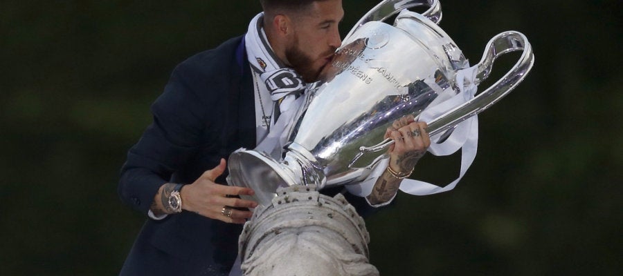 Ramos besa la Champions ante Cibeles Ramos besa la Champions ante Cibeles
