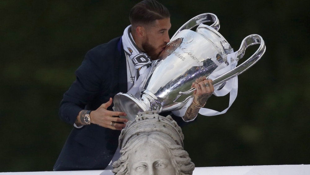 Ramos besa la Champions ante Cibeles