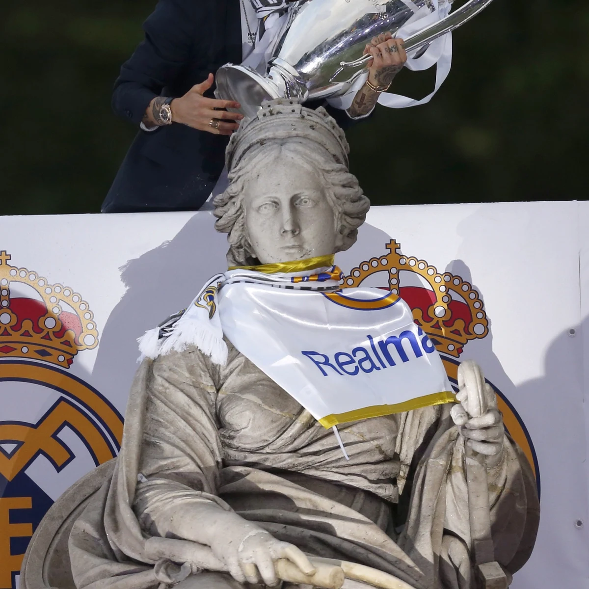 Aguanieve monstruo Cabecear Sergio Ramos ofrece la Copa de Europa a la Cibeles y a miles de madridistas  | Onda Cero Radio