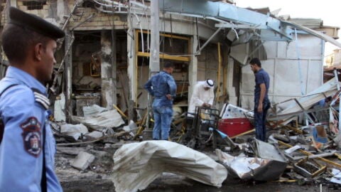 Un polic&iacute;a observa la pe&ntilde;a madridista, el lugar del atentado 