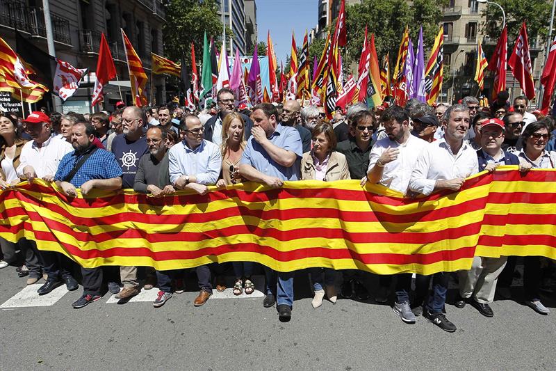 Tertulia: La manifestación en Barcelona contra los vetos del Tribunal Constitucional Tertulia: La manifestación en Barcelona contra los vetos del Tribunal Constitucional