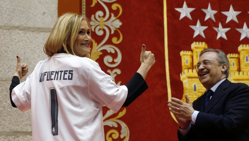 Cifuentes se pone la camiseta del Real Madrid junto a Florentino Pérez
