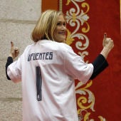 Cifuentes se pone la camiseta del Real Madrid junto a Florentino Pérez