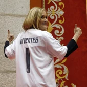 Cifuentes se pone la camiseta del Real Madrid junto a Florentino Pérez Cifuentes se pone la camiseta del Real Madrid junto a Florentino Pérez