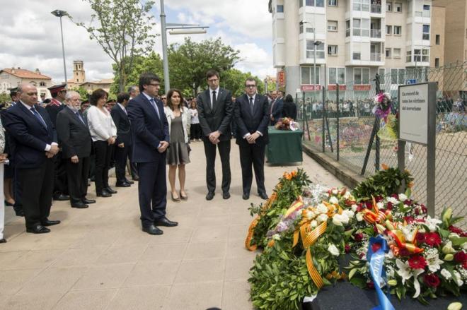 Gobierno y Generalitat homenajean "sin fisuras" a las víctimas del atentado de Vic Gobierno y Generalitat homenajean "sin fisuras" a las víctimas del atentado de Vic