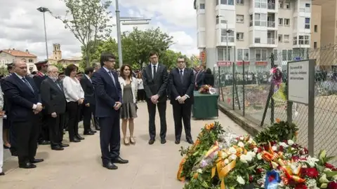 El president de la Generalitat de Catalunya , Carles Puigdemont, participa junto al ministro de Interior en funciones, Jorge Fernández Díaz, en el acto de homenaje a las victimas del atentado terrorista de Vic. El president de la Generalitat de Catalunya , Carles Puigdemont, participa junto al ministro de Interior en funciones, Jorge Fernández Díaz, en el acto de homenaje a las victimas del atentado terrorista de Vic.