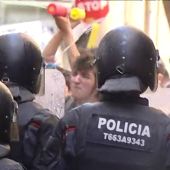 Frame 33.954228 de: Al menos 20 heridos, entre ellos varios agentes, en otro enfrentamiento de los Mossos y los okupas en Gràcia