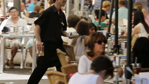 Un camarero trabajando en un bar