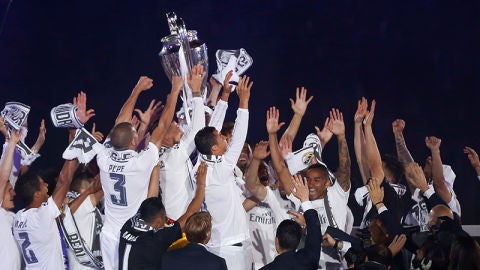 Los jugadores del Real Madrid levantan la Und&eacute;cima