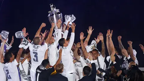 Los jugadores del Real Madrid levantan la Undécima Los jugadores del Real Madrid levantan la Undécima