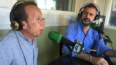 Casado y Ortu&ntilde;o frente al micr&oacute;fono