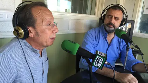 Casado y Ortuño Casado y Ortuño frente al micrófono