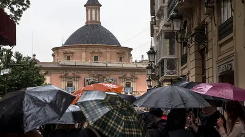 Gente protegiéndose de la lluvia Gente protegiéndose de la lluvia