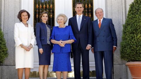 Felipe VI y la Reina Letizia, acompa&ntilde;ados por los Reyes Juan Carlos y Sof&iacute;a, posan con la princesa Beatriz de Holanda