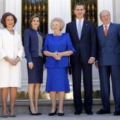 Felipe VI y la Reina Letizia, acompañados por los Reyes Juan Carlos y Sofía, posan con la princesa Beatriz de Holanda