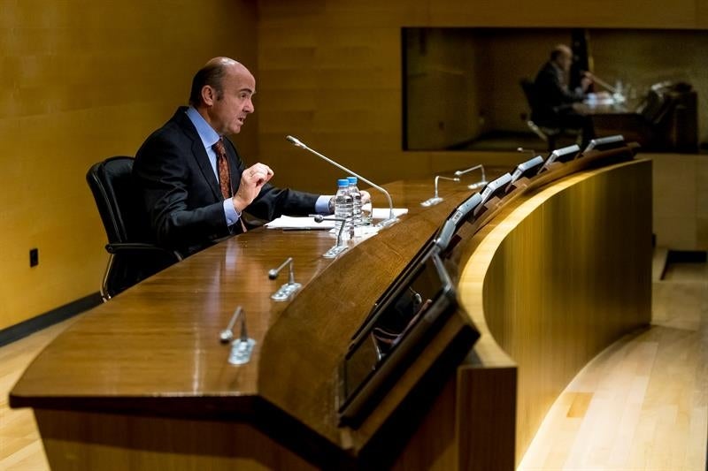 Luis de Guindos: "Si la economía se desacelera, habrá que implementar recortes" Luis de Guindos: "Si la economía se desacelera, habrá que implementar recortes"