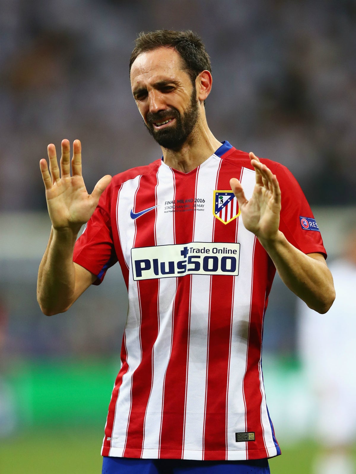 La UEFA indigna a los colchoneros con su foto de Juanfran para el equipo del año La UEFA indigna a los colchoneros con su foto de Juanfran para el equipo del año