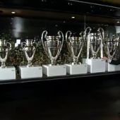 Florentino Pérez con las 11 Champions League del club madridista