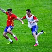 Aritz Adruiz y Héctor Bellerín en el entrenamiento con España