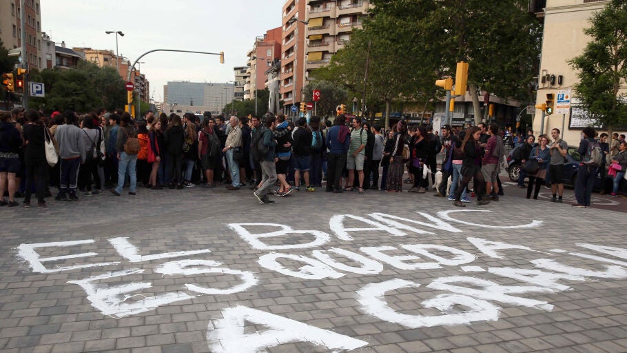 Concentraci&oacute;n de los okupas en defensa del 'banco expropiado'