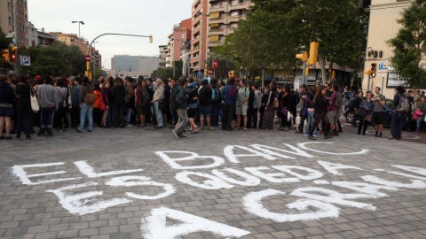 Concentraci&oacute;n de los okupas en defensa del 'banco expropiado'