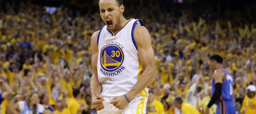 Stephen Curry celebra el triunfo de los Warriors Stephen Curry celebra el triunfo de los Warriors