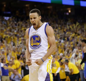 Stephen Curry celebra el triunfo de los Warriors Stephen Curry celebra el triunfo de los Warriors