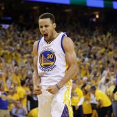Stephen Curry celebra el triunfo de los Warriors