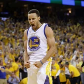Stephen Curry celebra el triunfo de los Warriors Stephen Curry celebra el triunfo de los Warriors