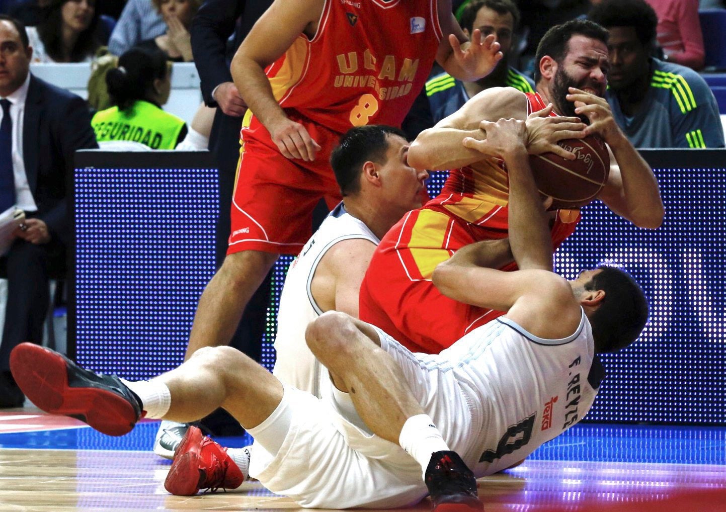 El Real Madrid arrolla al UCAM Murcia y pasa a las semis de la ACB El Real Madrid arrolla al UCAM Murcia y pasa a las semis de la ACB