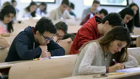 Imagen de archivo de un grupo de estudiantes realiza las pruebas de Selectividad Imagen de archivo de un grupo de estudiantes realiza las pruebas de Selectividad