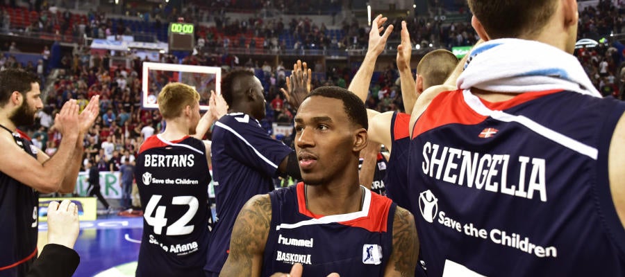 El Baskonia celebre el pase a las semis con su afició El Baskonia celebre el pase a las semis con su afició