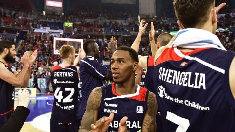 El Baskonia celebre el pase a las semis con su afici&oacute;